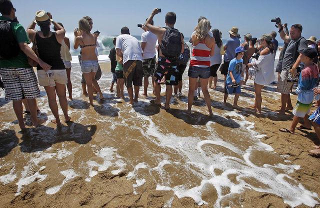 Valurile uriaşe din sudul Californiei i-au atras pe cei mai curajoşi surferi 125800