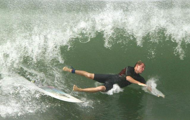 Valurile uriaşe din sudul Californiei i-au atras pe cei mai curajoşi surferi 125801