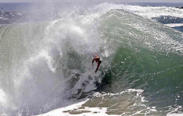 Valurile uriaşe din sudul Californiei i-au atras pe cei mai curajoşi surferi 125802