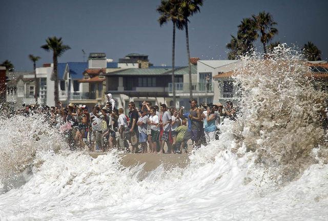 Valurile uriaşe din sudul Californiei i-au atras pe cei mai curajoşi surferi 125804