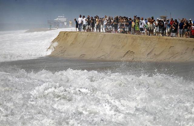 Valurile uriaşe din sudul Californiei i-au atras pe cei mai curajoşi surferi 125805