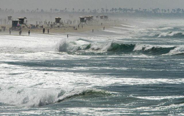 Valurile uriaşe din sudul Californiei i-au atras pe cei mai curajoşi surferi 125806