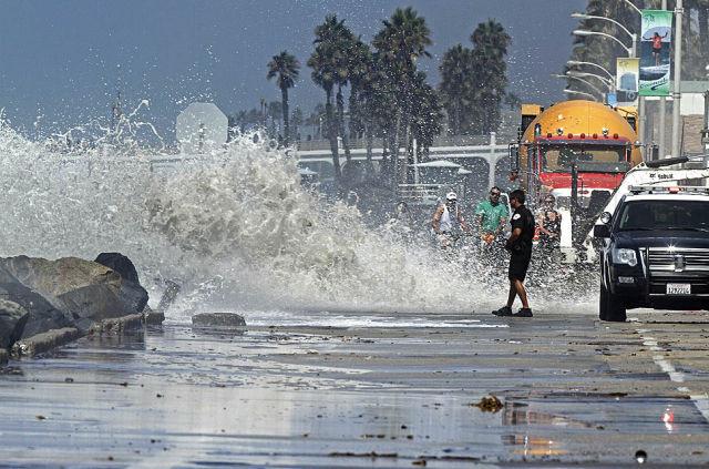 Valurile uriaşe din sudul Californiei i-au atras pe cei mai curajoşi surferi 125807