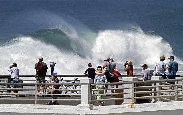 Valurile uriaşe din sudul Californiei i-au atras pe cei mai curajoşi surferi 125809
