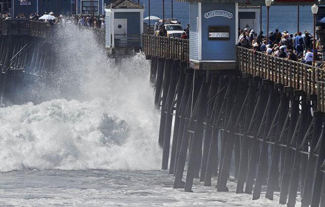 Valurile uriaşe din sudul Californiei i-au atras pe cei mai curajoşi surferi 125810
