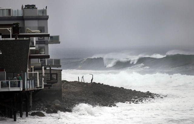 Valurile uriaşe din sudul Californiei i-au atras pe cei mai curajoşi surferi 125812