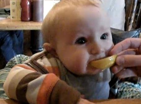Vezi cum reacţionează bebeluşul când gustă prima dată o lămâie. Îţi va face ziua mai bună