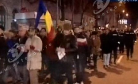 Arad: Numărul protestatarilor din Piaţa Revoluţiei a ajuns la peste cinci sute