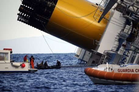 Echipele de salvare au mai găsit o persoană în viaţă la bordul navei Costa Concordia
