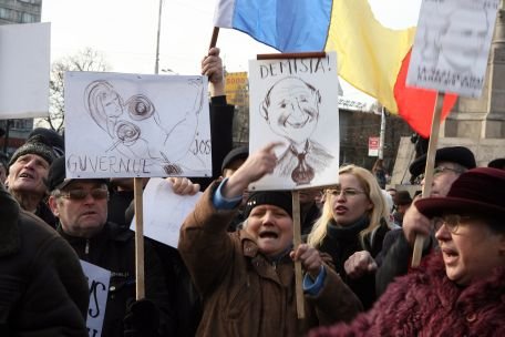 Protestatarii de la Braşov ard imaginile cu Traian Băsescu