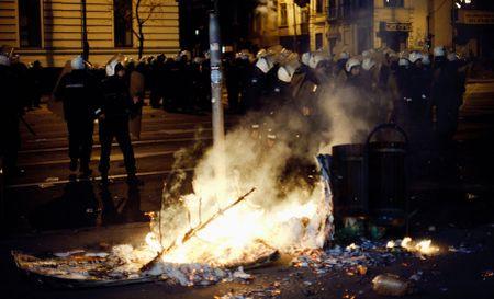 Bucureştiul, ca după război. Magazine vandalizate, semne de circulaţie smulse din pământ, staţii distruse. Pagubele sunt uriaşe 126091