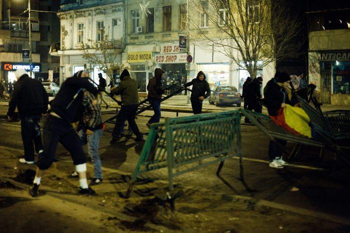 Bucureştiul, ca după război. Magazine vandalizate, semne de circulaţie smulse din pământ, staţii distruse. Pagubele sunt uriaşe 126092