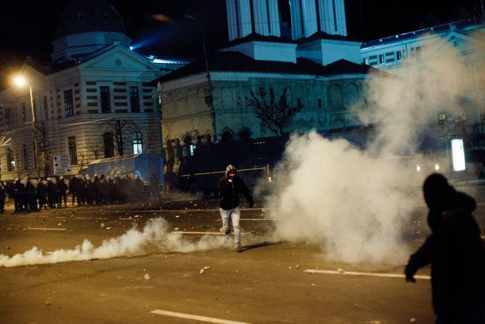 Bucureştiul, ca după război. Magazine vandalizate, semne de circulaţie smulse din pământ, staţii distruse. Pagubele sunt uriaşe 126093