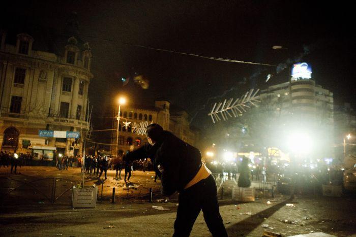 Bucureştiul, ca după război. Magazine vandalizate, semne de circulaţie smulse din pământ, staţii distruse. Pagubele sunt uriaşe 126104