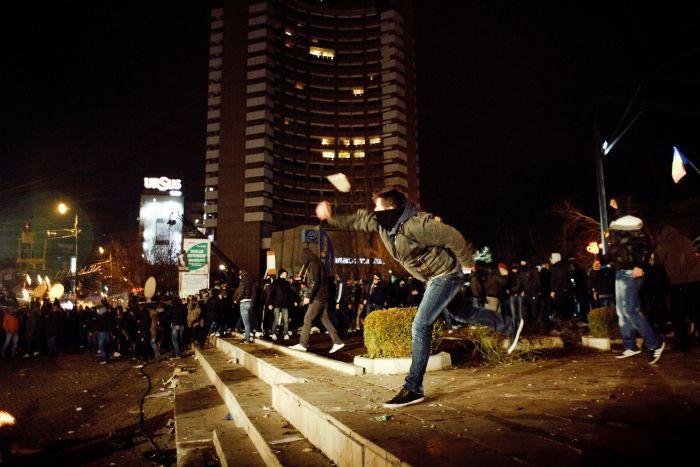 Bucureştiul, ca după război. Magazine vandalizate, semne de circulaţie smulse din pământ, staţii distruse. Pagubele sunt uriaşe 126105