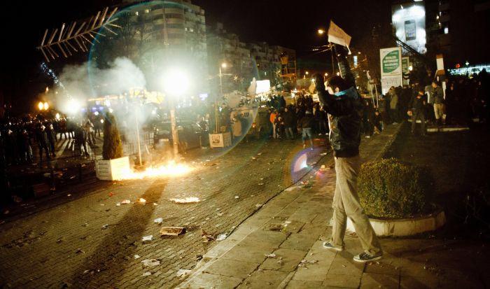 Bucureştiul, ca după război. Magazine vandalizate, semne de circulaţie smulse din pământ, staţii distruse. Pagubele sunt uriaşe 126106