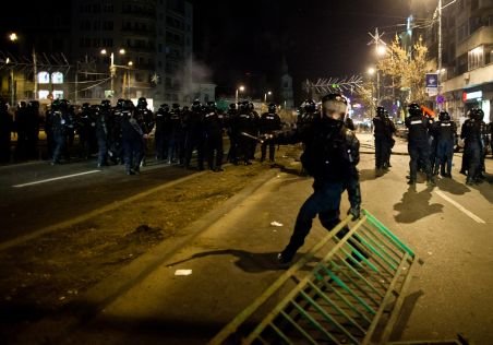 Jandarmeria a instituit filtre în centrul Bucureștiului. Oamenii sunt legitimați, fotografiați și percheziționați