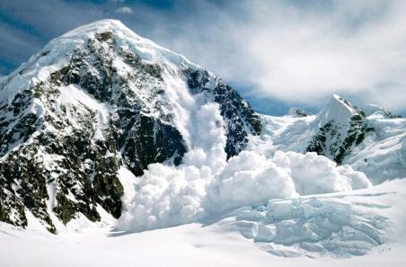 Risc crescut de avalanşă în Masivul Făgăraş. Zăpadă de un metru, la altitudini de peste 2000 de metri