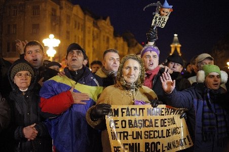 150 de persoane protestează la Timişoara: Demisia, demisia! Jos Băsescu!
