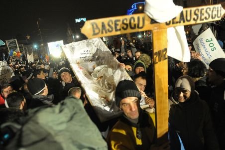 A şasea zi de proteste în România. Oamenii au ieşit în stradă în 60 de oraşe din ţară