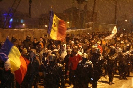 Aproximativ 1.200 de protestatari din Sibiu au depus o cruce la sediul PDL