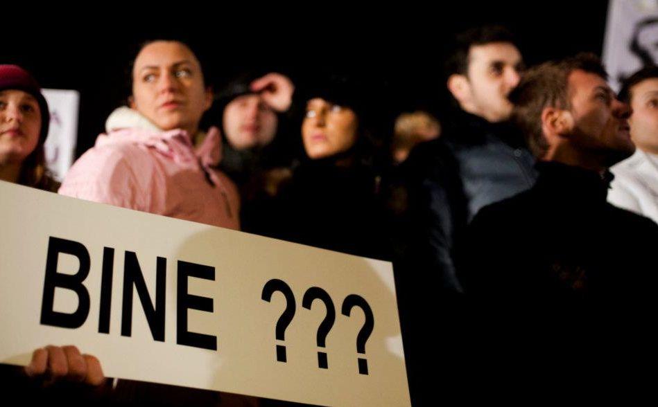 &quot;Băsescu te crede dobitoc! Eşti de acord?&quot; Imaginile care &quot;strigă&quot; nemulţumirile românilor 126345