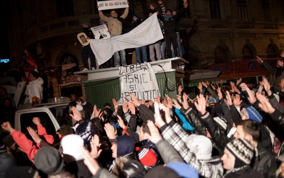 &quot;Băsescu te crede dobitoc! Eşti de acord?&quot; Imaginile care &quot;strigă&quot; nemulţumirile românilor 126346