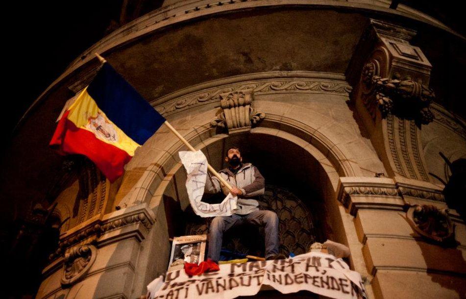 &quot;Băsescu te crede dobitoc! Eşti de acord?&quot; Imaginile care &quot;strigă&quot; nemulţumirile românilor 126349