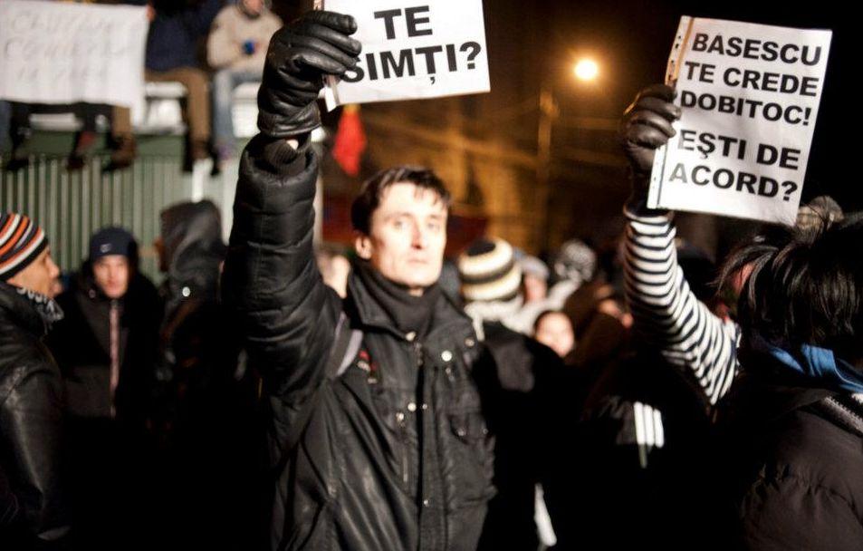 &quot;Băsescu te crede dobitoc! Eşti de acord?&quot; Imaginile care &quot;strigă&quot; nemulţumirile românilor 126350
