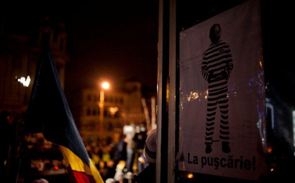 &quot;Băsescu te crede dobitoc! Eşti de acord?&quot; Imaginile care &quot;strigă&quot; nemulţumirile românilor 126359