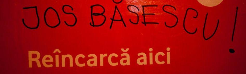 &quot;Băsescu te crede dobitoc! Eşti de acord?&quot; Imaginile care &quot;strigă&quot; nemulţumirile românilor 126360