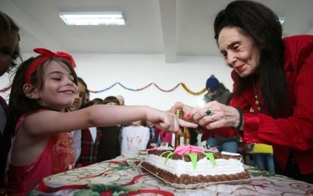 Eliza, fiica mamei-record Adriana Iliescu, a împlinit şapte ani