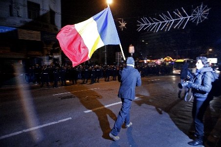 Protestul de la Braşov s-a încheiat după două ore: 300 de persoane au ars fotografii cu Băsescu, Boc şi Udrea