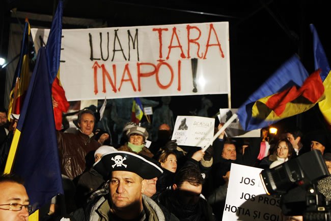 România, în stradă! Peste 10.000 de oameni şi-au strigat nemulţumirea