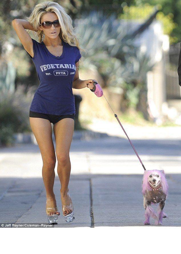 Te doare mintea! Vezi ce &quot;divă&quot; a ieşit la jogging pe tocuri de 15 cm, coafată şi cu un căţel roz în lesă 126341