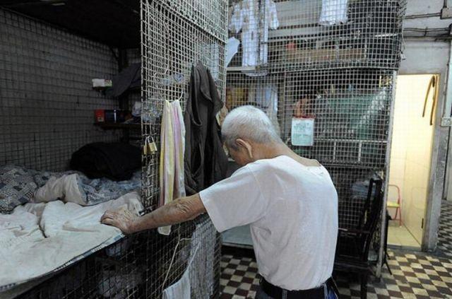 Viaţa într-o cuşcă! Vezi cât se plăteşte pentru asemenea condiţii 126375