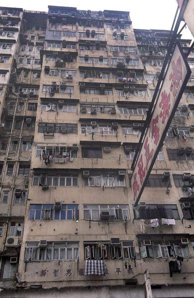 Viaţa într-o cuşcă! Vezi cât se plăteşte pentru asemenea condiţii 126380