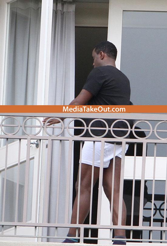 Bărbaţii vor fi invidioşi pe el. Vezi ce &quot;pachet&quot; are cel mai faimos rapper în pantaloni 126494