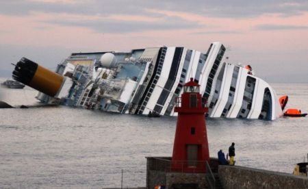 Comandantul navei Concordia riscă 12 ani de închisoare. 11 morţi şi 24 de dispăruţi, ultimul bilanţ al tragediei