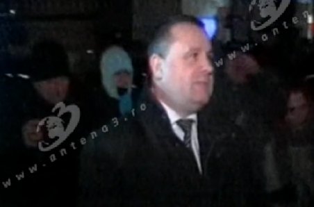 Deputatul PDL Ioan Botiş, busculat de mulţime la Bistriţa Năsăud