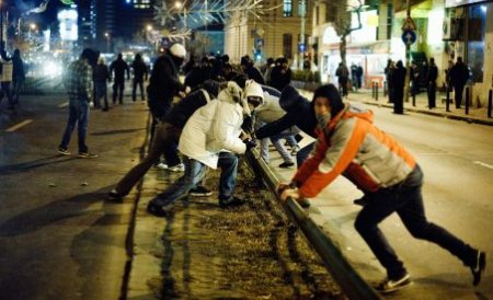 Jandarm către protestatari: Bătaie nu, că ne-a văzut destul ieri presa
