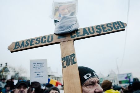 Peste 500 de persoane protestează în Sibiu: Duc un sicriu cu poza lui Băsescu şi scandează împotriva sa