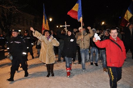 Protestatarii din Bistriţa au organizat un prohod simbolic pentru Guvernul Boc