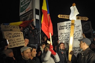 România a ieşit în stradă. Proteste şi manifestaţii paşnice în majoritatea oraşelor ţării