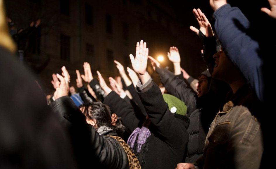 România, unită de proteste. Violenţele din Bucureşti, din perspectiva unui fotograf. „Dă-i, mă, şi lu` ăsta!” 126532