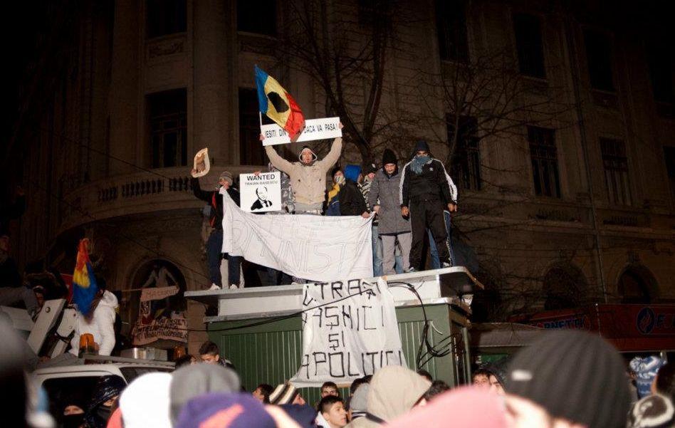 România, unită de proteste. Violenţele din Bucureşti, din perspectiva unui fotograf. „Dă-i, mă, şi lu` ăsta!” 126533