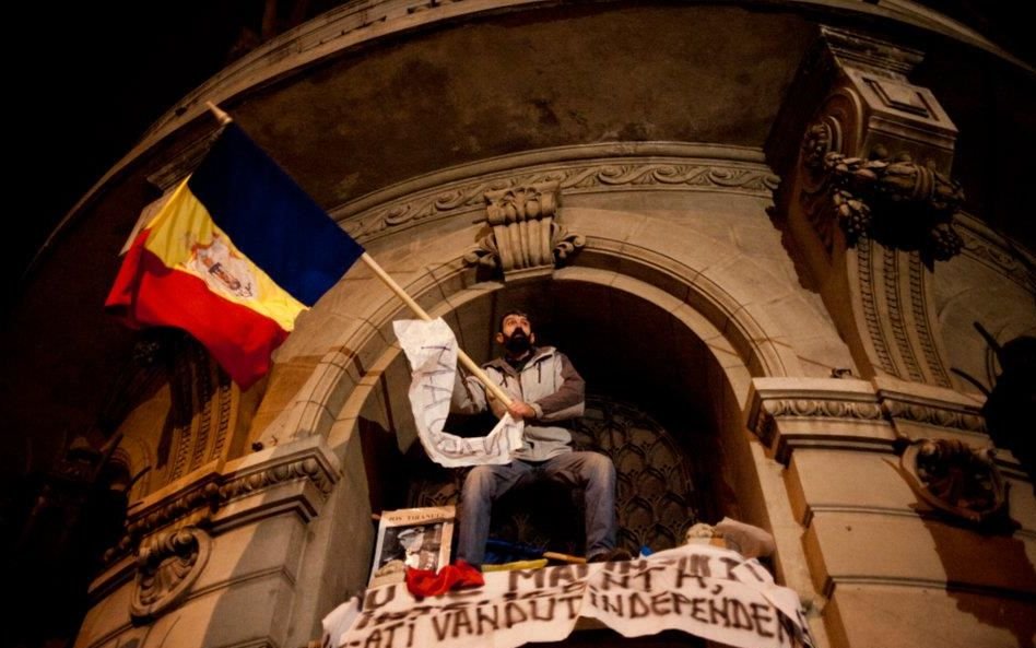 România, unită de proteste. Violenţele din Bucureşti, din perspectiva unui fotograf. „Dă-i, mă, şi lu` ăsta!”