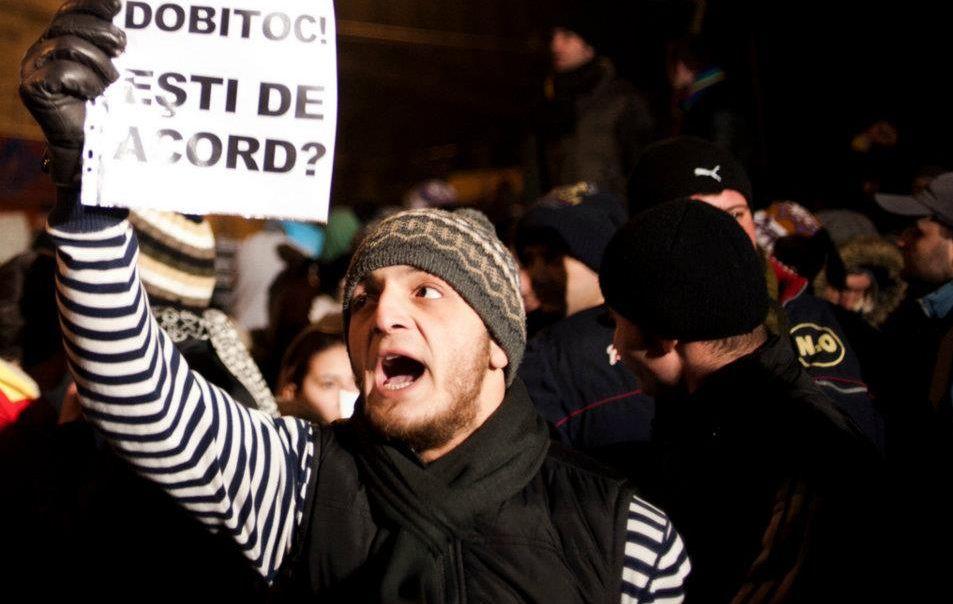 România, unită de proteste. Violenţele din Bucureşti, din perspectiva unui fotograf. „Dă-i, mă, şi lu` ăsta!” 126535
