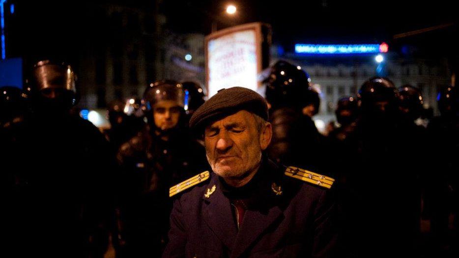 România, unită de proteste. Violenţele din Bucureşti, din perspectiva unui fotograf. „Dă-i, mă, şi lu` ăsta!” 126536
