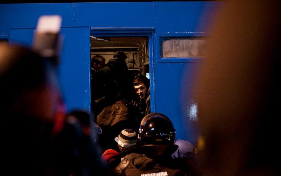 România, unită de proteste. Violenţele din Bucureşti, din perspectiva unui fotograf. „Dă-i, mă, şi lu` ăsta!” 126538